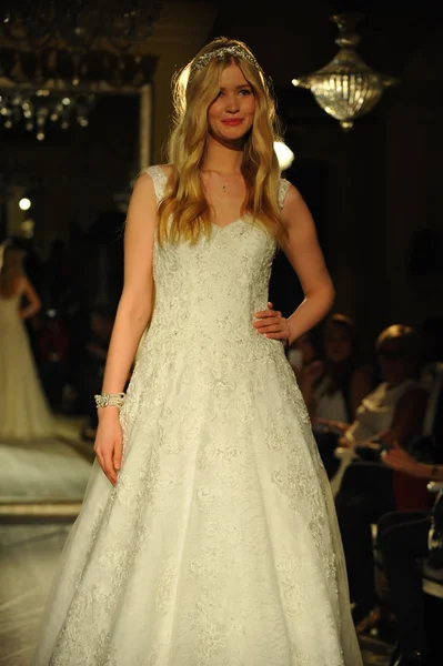 Modelo durante Oleg Cassini show — Fotografia de Stock