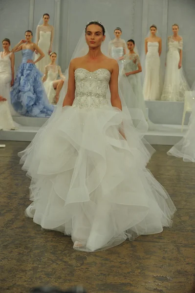 monique lhullier gösterisi sırasında modeli