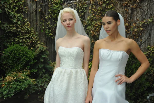 Modelos posando durante el show de Justina McCaffrey — Foto de Stock