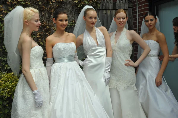 Modelos posando durante el show de Justina McCaffrey — Foto de Stock