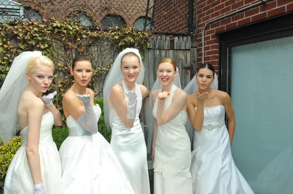 Modelos posando durante el show de Justina McCaffrey — Foto de Stock