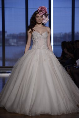 Iness di santo Show'da model