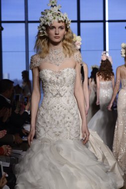 Iness di santo pist modelleri yürümek