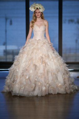 Iness di santo Show'da model