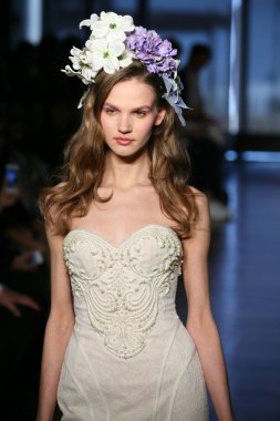 Iness di santo Show'da model