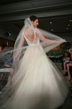 model anne mavna gösteri pist yürür