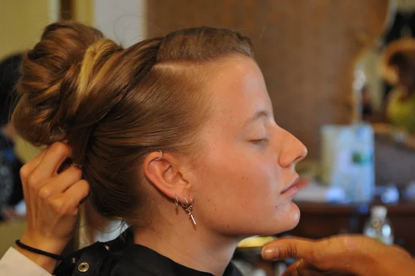 Model backstage Jenny Lee show — Stock Photo, Image