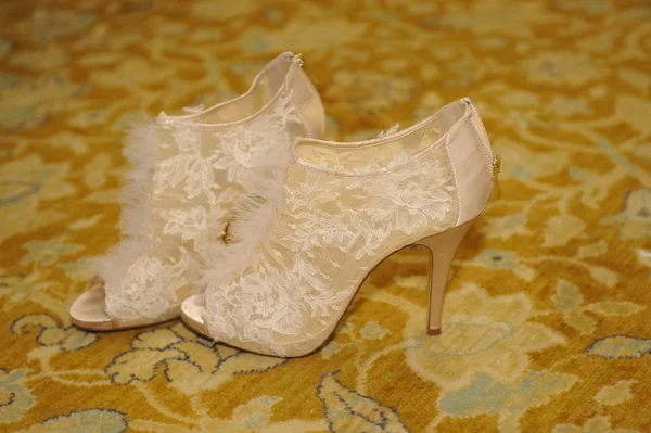 Обувь невесты за кулисами — стоковое фото