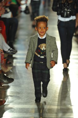 model, ralph lauren çocuk moda defilesi