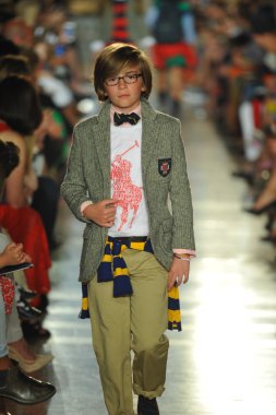 model, ralph lauren çocuk moda defilesi