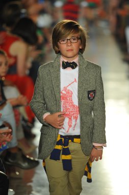 model, ralph lauren çocuk moda defilesi