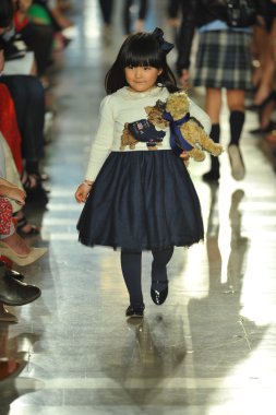 model, ralph lauren çocuk moda defilesi