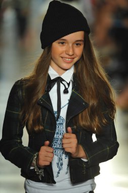 model, ralph lauren çocuk moda defilesi