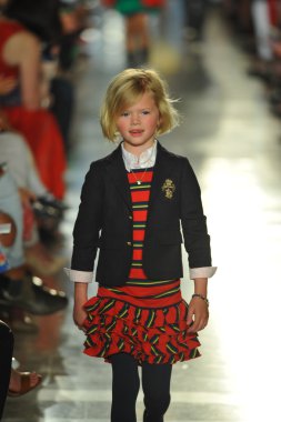 model, ralph lauren çocuk moda defilesi