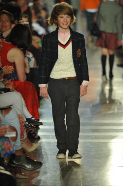 model, ralph lauren çocuk moda defilesi