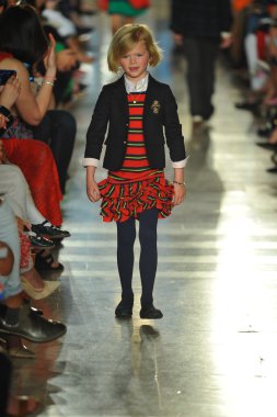 model, ralph lauren çocuk moda defilesi