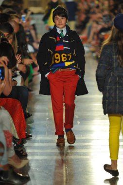 model, ralph lauren çocuk moda defilesi