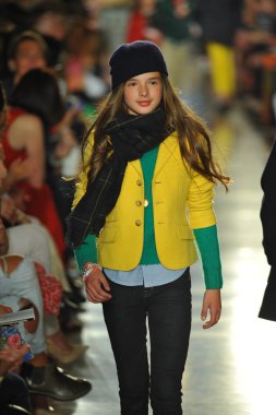 model, ralph lauren çocuk moda defilesi