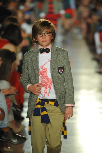 Modello alla sfilata di moda per bambini Ralph Lauren — Foto Stock
