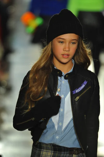 Modello alla sfilata di moda per bambini Ralph Lauren — Foto Stock