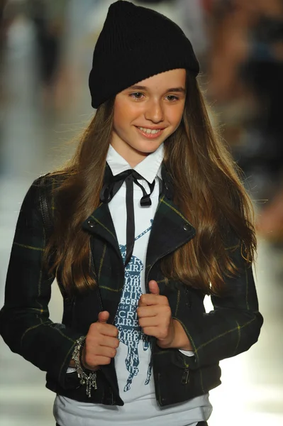 Modelo en Ralph Lauren Desfile de Moda Infantil — Foto de Stock