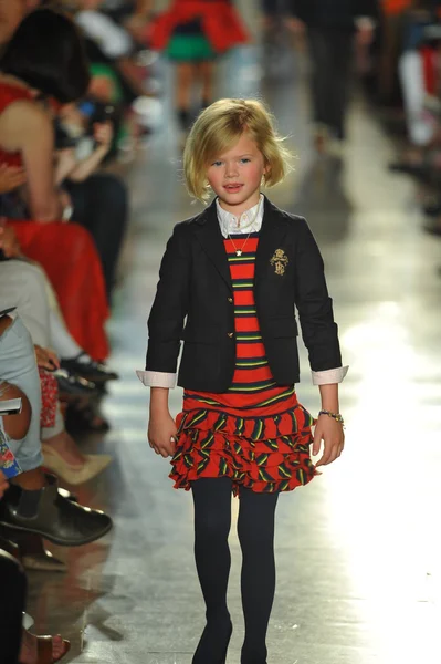 Modelo no desfile de moda infantil Ralph Lauren — Fotografia de Stock