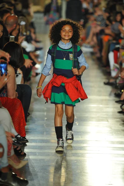 Modèle au défilé de mode Ralph Lauren pour enfants — Photo