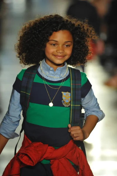 Model na ralph lauren dětská módní přehlídka — Stock fotografie