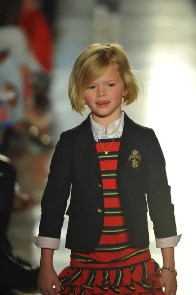 Modelo no desfile de moda infantil Ralph Lauren — Fotografia de Stock