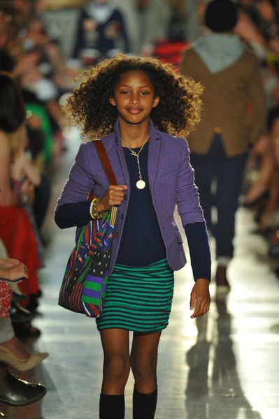 Modelo en Ralph Lauren Desfile de Moda Infantil —  Fotos de Stock