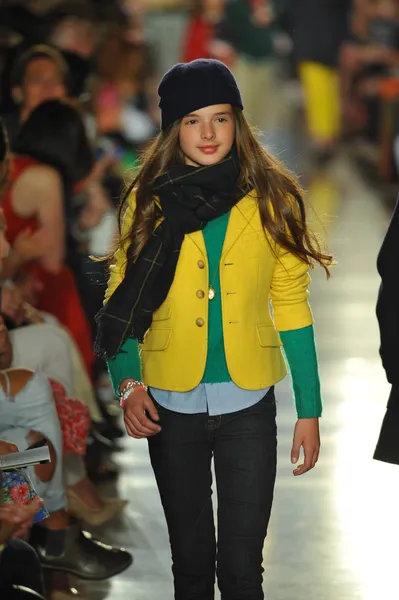 Модель на Ralph Lauren Children Fashion Show — стоковое фото