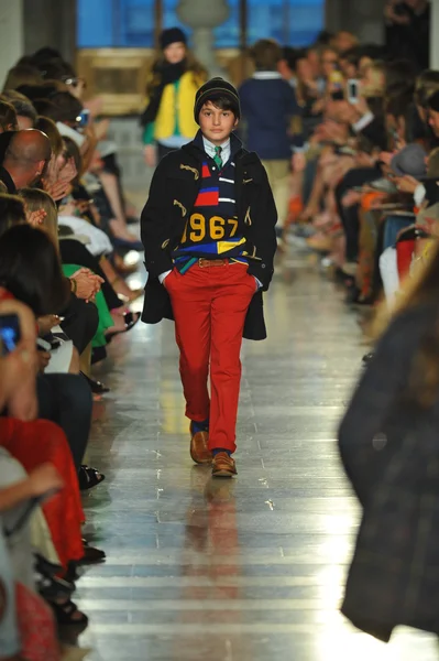 model, ralph lauren çocuk moda defilesi