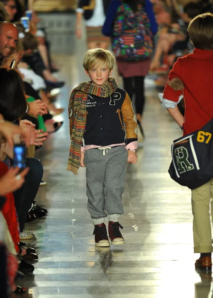 Modello alla sfilata di moda per bambini Ralph Lauren — Foto Stock