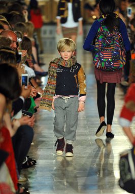 model, ralph lauren çocuk moda defilesi