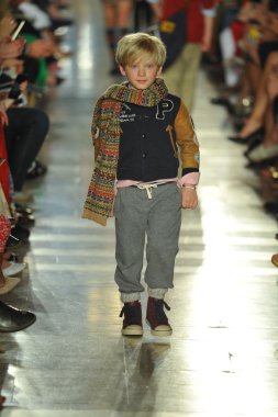 model, ralph lauren çocuk moda defilesi