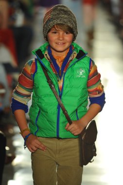 model, ralph lauren çocuk moda defilesi