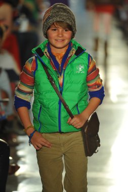 model, ralph lauren çocuk moda defilesi