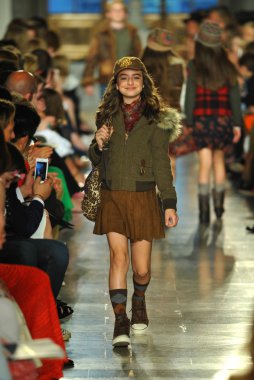 model, ralph lauren çocuk moda defilesi