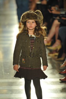model, ralph lauren çocuk moda defilesi