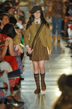 model, ralph lauren çocuk moda defilesi