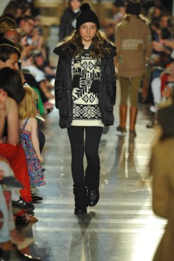 model, ralph lauren çocuk moda defilesi