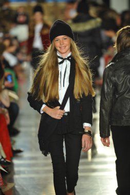 model, ralph lauren çocuk moda defilesi
