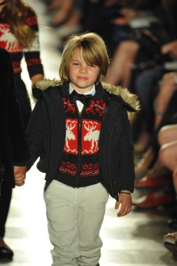 model, ralph lauren çocuk moda defilesi