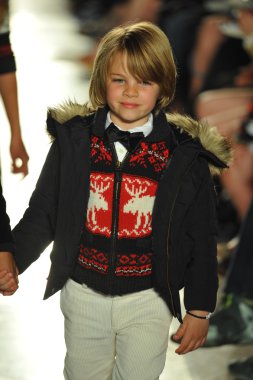 model, ralph lauren çocuk moda defilesi