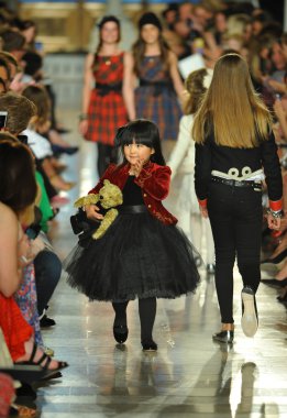 model, ralph lauren çocuk moda defilesi