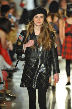 model, ralph lauren çocuk moda defilesi