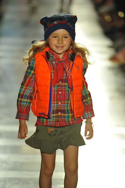model, ralph lauren çocuk moda defilesi