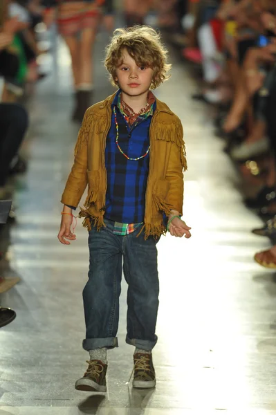 model, ralph lauren çocuk moda defilesi