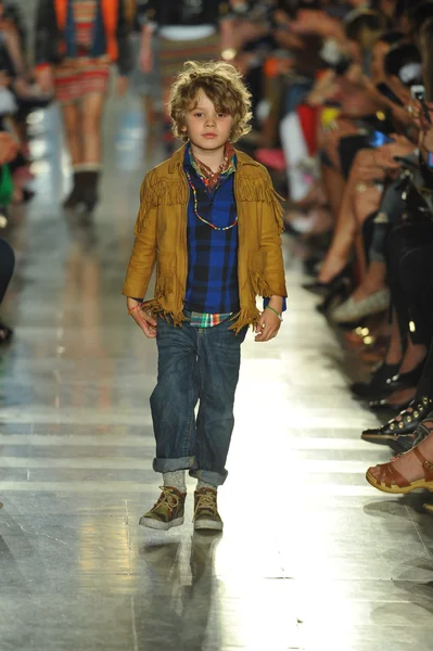 Modello alla sfilata di moda per bambini Ralph Lauren — Foto Stock