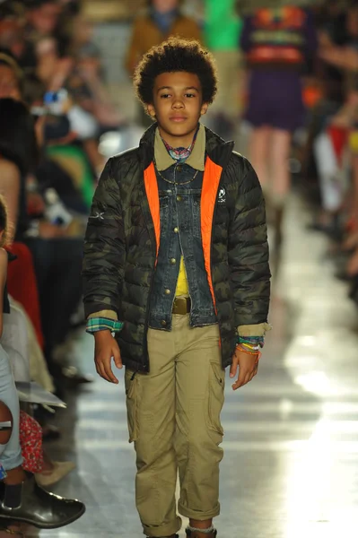 Modelo no Ralph Lauren Children Fashion Show — Fotografia de Stock